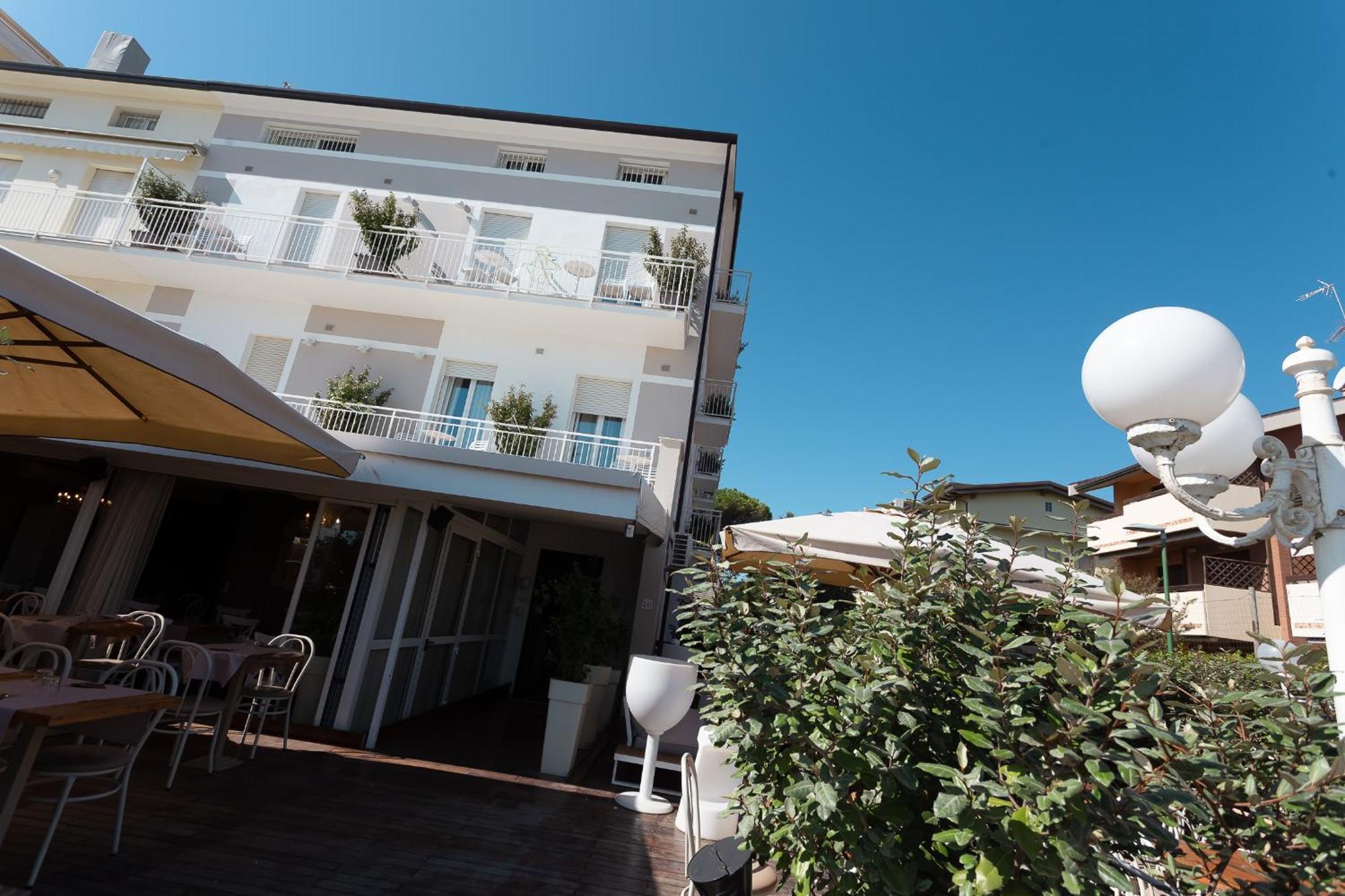 Hotel Ronchi Cervia Exterior photo